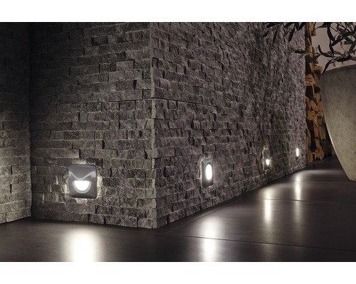 Mur avec pierres naturelles et appliques murales encastrées