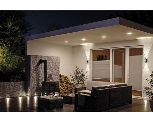 Terrasse éclairée avec coin salon, four à bois et éclairage extérieur