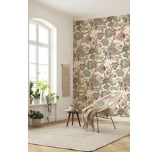Salon avec papier peint à motifs, fauteuil et tapis