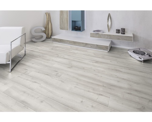 Pièce lumineuse avec sol stratifié imitation bois et meubles modernes