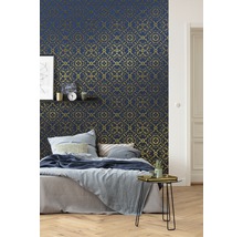 Schlafzimmer mit Bett und Wand mit gemusterter Tapete