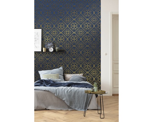 Chambre à coucher avec lit et mur avec papier peint à motifs