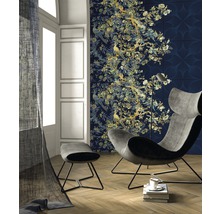 Salon avec fauteuil, tabouret et revêtement mural à motifs floraux et motifs d''oiseaux.