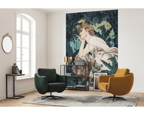 Salon avec papier peint photo, deux fauteuils et table d''appoint