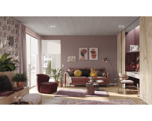 Salon avec canapé, fauteuil, tapis et divers objets de décoration