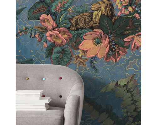 Papier peint à motifs avec des fleurs, des lions et des tigres à côté d''un fauteuil avec des livres