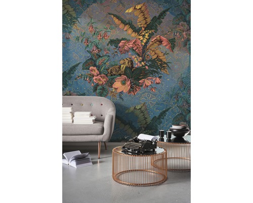 Salon décoratif avec papier peint à motifs, canapé et tables d''appoint.