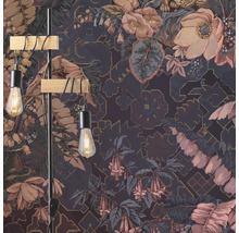 Lampadaire et un papier peint à motifs floraux dans une pièce