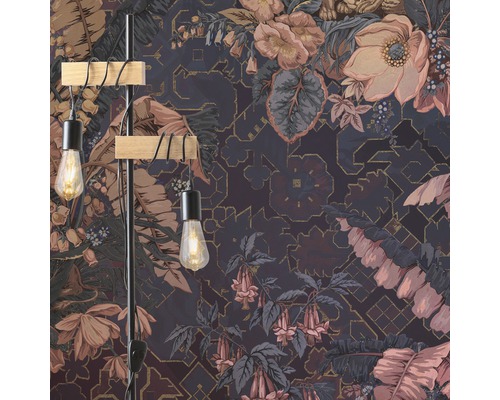 Lampadaire et un papier peint à motifs floraux dans une pièce