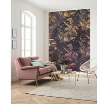 Salon avec papier peint à motifs, canapé, fauteuil et tapis