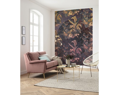 Salon avec papier peint à motifs, canapé, fauteuil et tapis