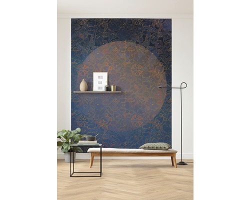 Aménagement intérieur avec un papier peint à motifs, une banquette et un lampadaire