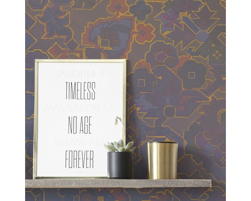 Papier peint à motifs en arrière-plan avec étagère décorative, citation encadrée, plante grasse et bougeoir