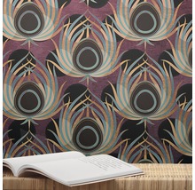 Tapete mit Pfauenfeder Design auf einer Wand