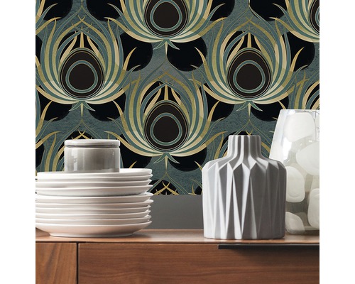 Ambiance décorative avec papier peint à motifs floraux de style Art déco, vaisselle et vases