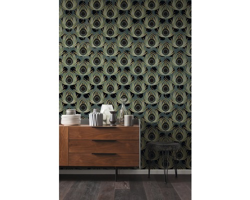 Intérieur avec commode, décoration et papier peint à motif de plumes