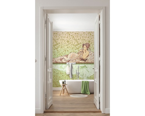 Badezimmer mit Badewanne, Hocker und einer Fototapete im Jugendstil