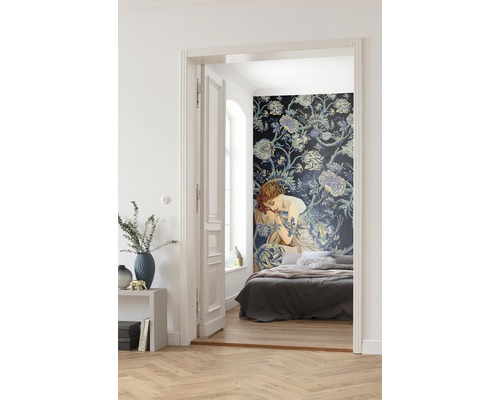 Chambre avec papier peint mural et parquet