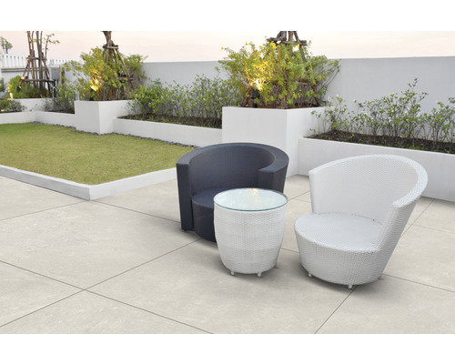 Terrasse avec mobilier de jardin et carrelage