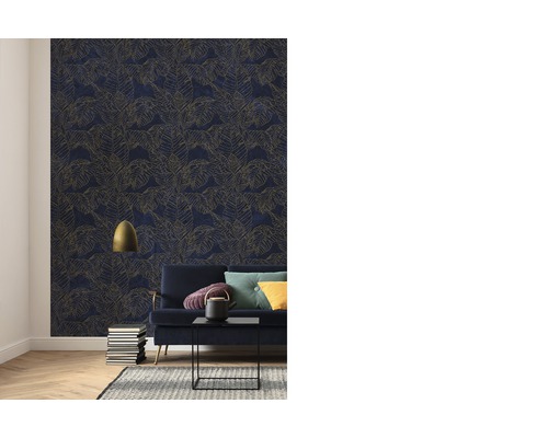 Salon avec papier peint à motifs, canapé et décorations