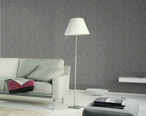 Wohnzimmer mit Couch, Stehlampe und gemusterter Tapete