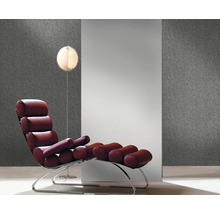 Szene mit Relaxliege und Stehlampe vor einer Wandtapete