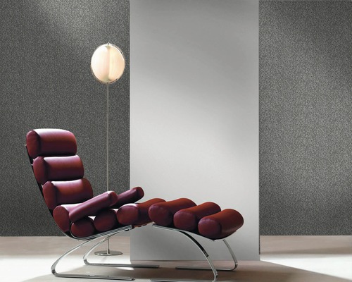 Szene mit Relaxliege und Stehlampe vor einer Wandtapete