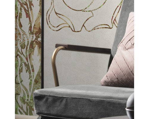 Gros plan d''un fauteuil avec coussin devant un mur à motifs floraux