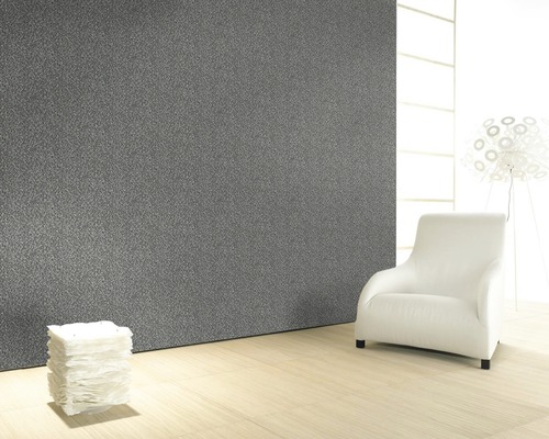Raumansicht mit grauer Wandtapete, Sessel und Papierstapel
