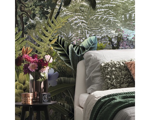 Chambre avec papier peint jungle, table de chevet et lit