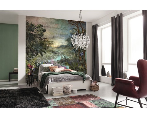 Chambre à coucher avec papier peint photo jungle, lit, fauteuil et rideaux