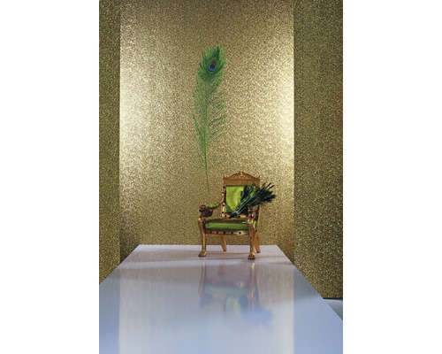 Scène décorative avec un mur à motifs dorés, une chaise de style baroque et des plumes de paon