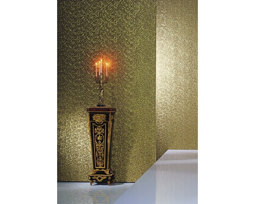 Scène avec papier peint à motifs et table colonne décorative avec chandelier