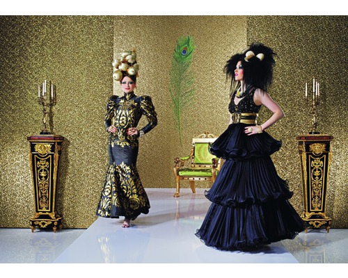 Intérieur avec deux femmes en robes de soirée devant un mur doré