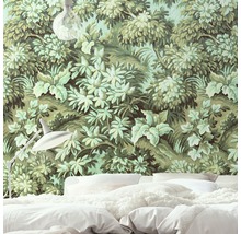 Schlafzimmer mit botanischer Tapete mit Waldmotiv