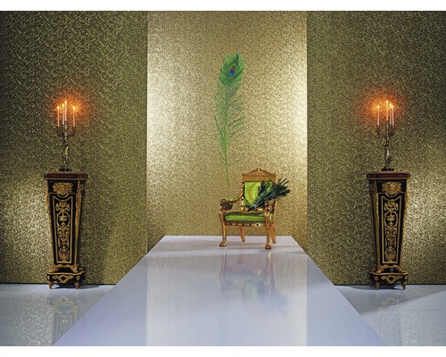 Scène décorative avec fauteuils, chandeliers et un papier peint brillant.