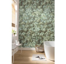 Badezimmer mit Dschungeltapete, Badewanne, Handtüchern und Holzboden
