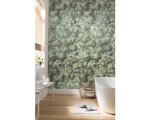 Salle de bains avec papier peint jungle, baignoire, serviettes et plancher en bois