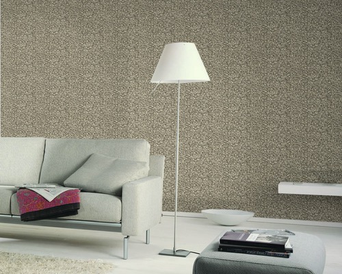 Salon avec papier peint à motifs, canapé et lampadaire