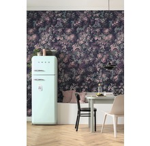 Raumansicht mit floraler Tapete, Esstisch und Kühlschrank