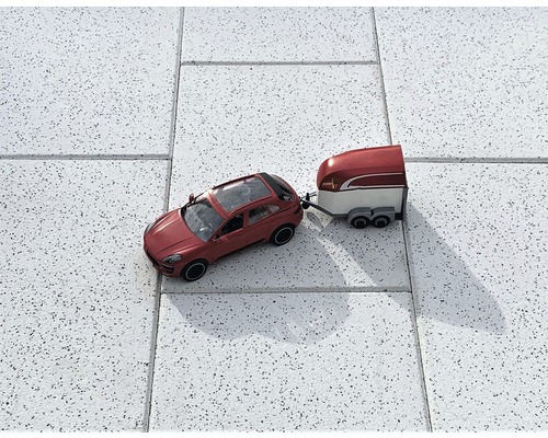 Pavés avec une voiture jouet et une remorque