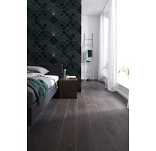 Schlafzimmer mit Tapete im Art-Déco-Stil, Bett und Holzboden