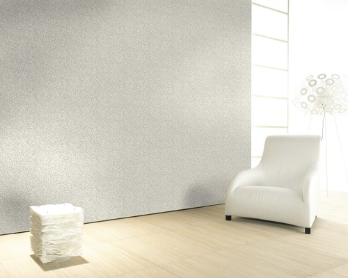 Pièce lumineuse avec papier peint beige, fauteuil et lampadaire