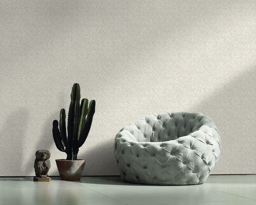 Scène avec papier peint à motifs, fauteuil, cactus et figurine décorative