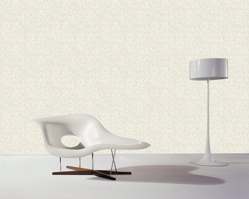 Aménagement d''une pièce avec un papier peint structuré, une chaise design et un lampadaire