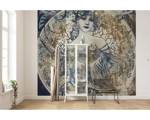 Pièce avec papier peint photo style Art nouveau, vitrine et chaise