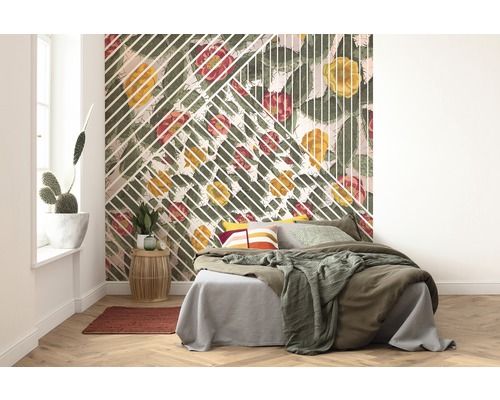 Schlafzimmer mit gemusterter Tapete, Bett und Beistelltisch