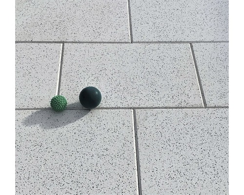 Terrassenplatten mit zwei Massagebällen