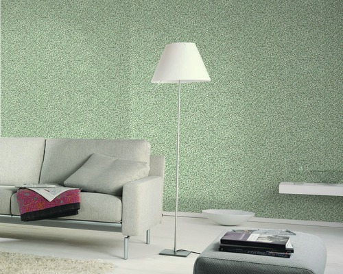 Wohnzimmer mit Textiltapete, Sofa und Stehlampe für eine stilvolle Raumgestaltung.