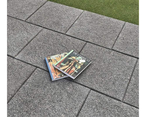 Graue Terrassenplatten mit zwei Kunstbänden